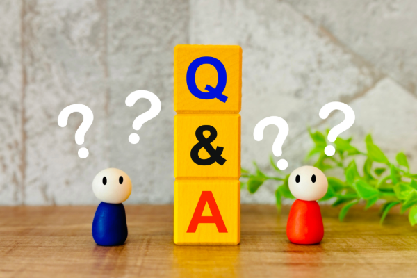 Q＆Aの積み木に？マークいっぱいの2つの人形