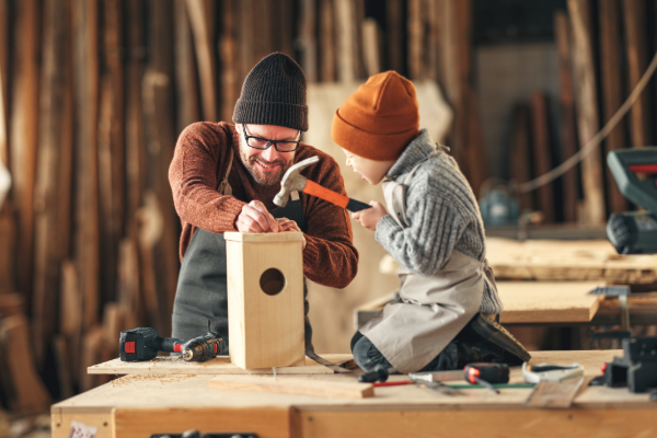 親と子がトンカチを持ちながら木箱作りをしている