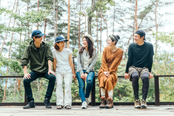 森の中で友達と楽しくおしゃべりしている